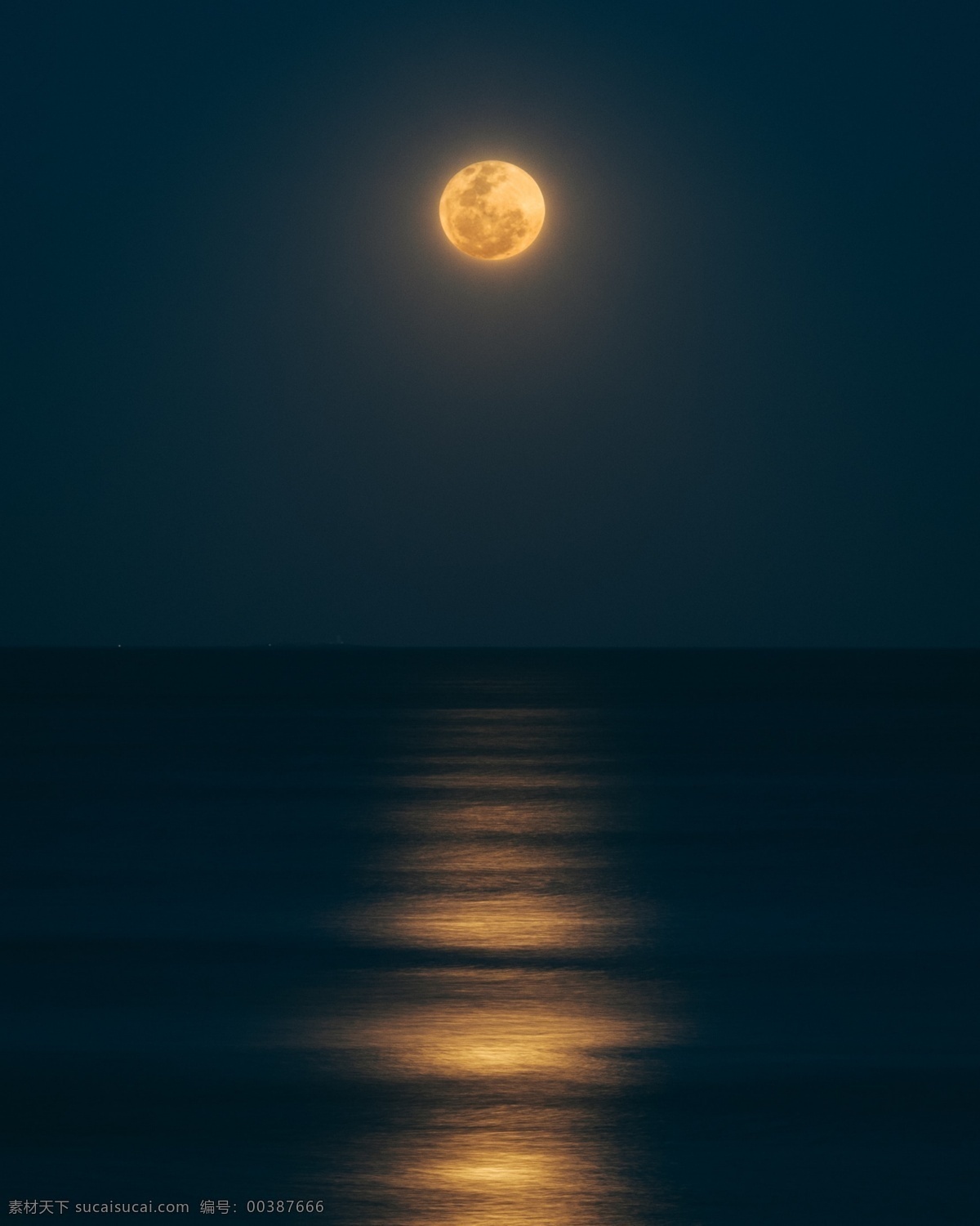 海水月亮图片 月亮 海水 湖水 月光 海上生明月 月球 中秋 金色 自然景观 自然风景