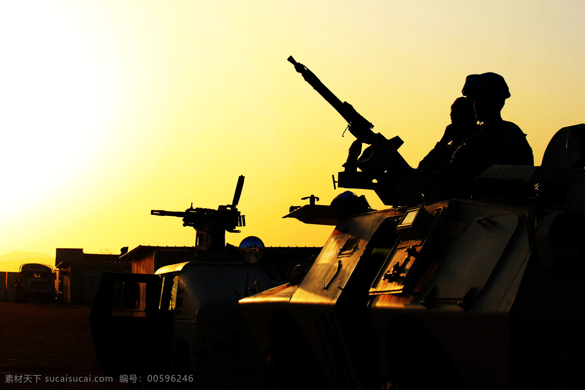 夕阳 下 装甲车 上 士兵 机枪 军事 武器 现代科技 军事武器