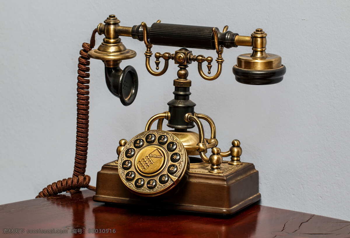 拨打电话图片 旋转 拨打电话 电话 通讯 呼叫 拨号 联系 连接 通信 接收器 经典 老式的 手机 复古 怀旧之情 传统 过时 复古风格 旧 古董 室内 技术