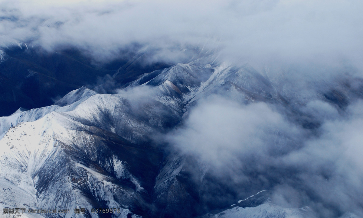 航拍 雪山 云雾 缭绕 高原 云海 翻滚 自然景观 自然风景