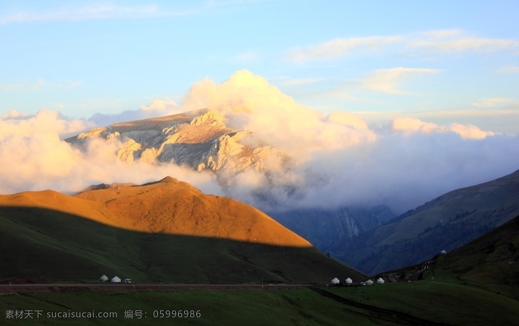 烏孫 山里 牧人 家 烏孫山 氈房 牧人家 白云 云霧繚繞 夕陽 自然風(fēng)景 自然景觀