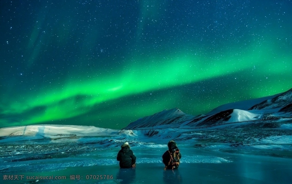 看 极光 游客 北极光 背影 冬天 雪地 景色 自然景观 光 绿色 自然 冰天雪地 冰面 雪 旅游 背包族 人物 自然风景