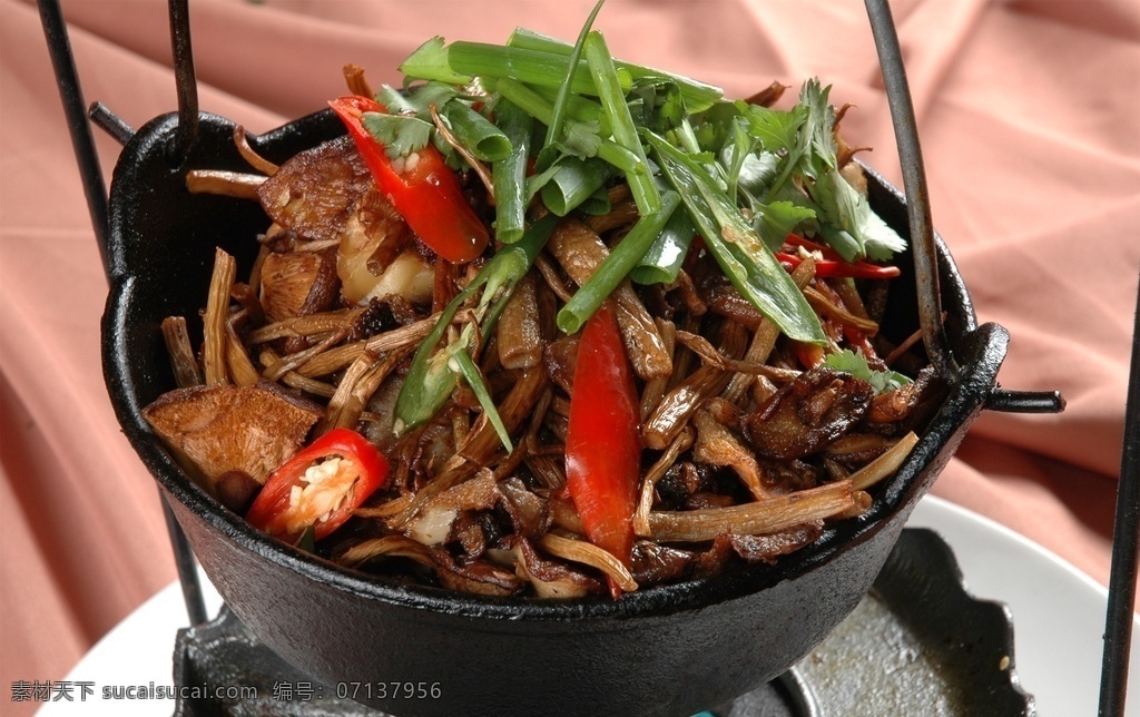 干锅野山菌 美食 传统美食 餐饮美食 高清菜谱用图