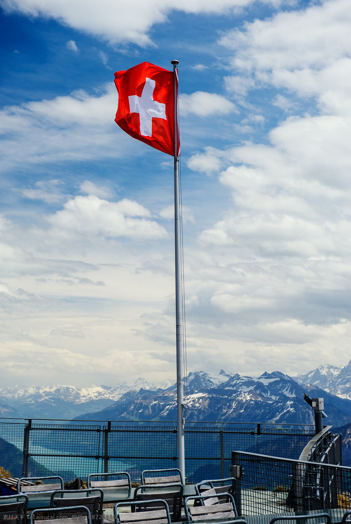 风情 国外旅游 蓝天 旅游 旅游摄影 旗杆 旗帜 瑞士 瑞士风情 瑞士国旗 阿尔卑斯山 山脉 雪山 欧洲风光 瑞士旅行 psd源文件