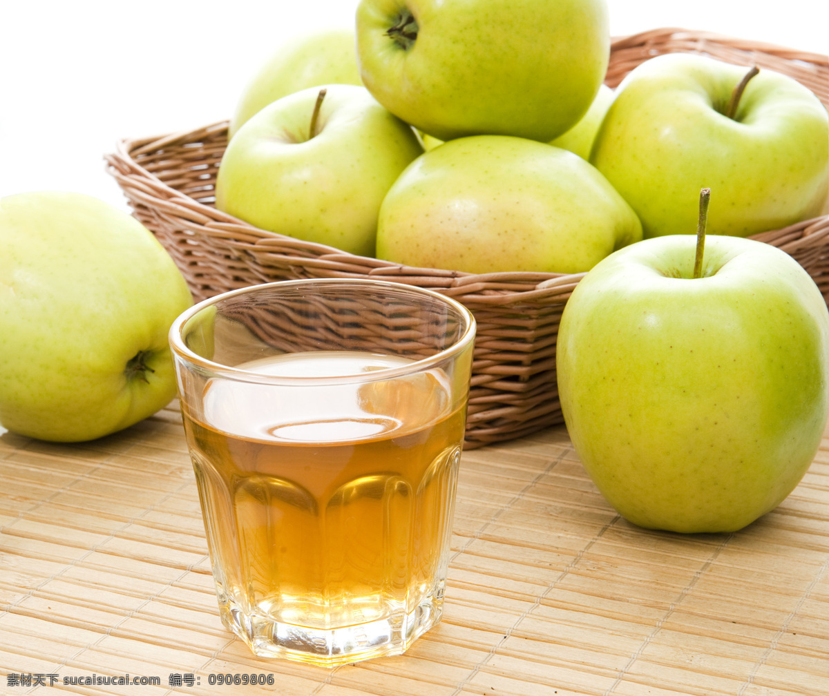 一杯 啤酒 青苹果 杯子 苹果 新鲜水果 美味水果 有机水果 水果蔬菜 水果摄影 苹果图片 餐饮美食
