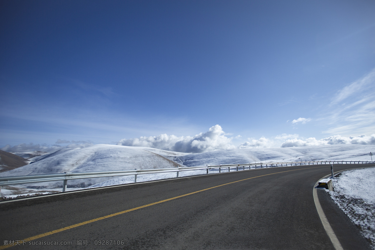 雪山 上 高速公路 天空 远山 上的 道路交通 现代科技 交通工具
