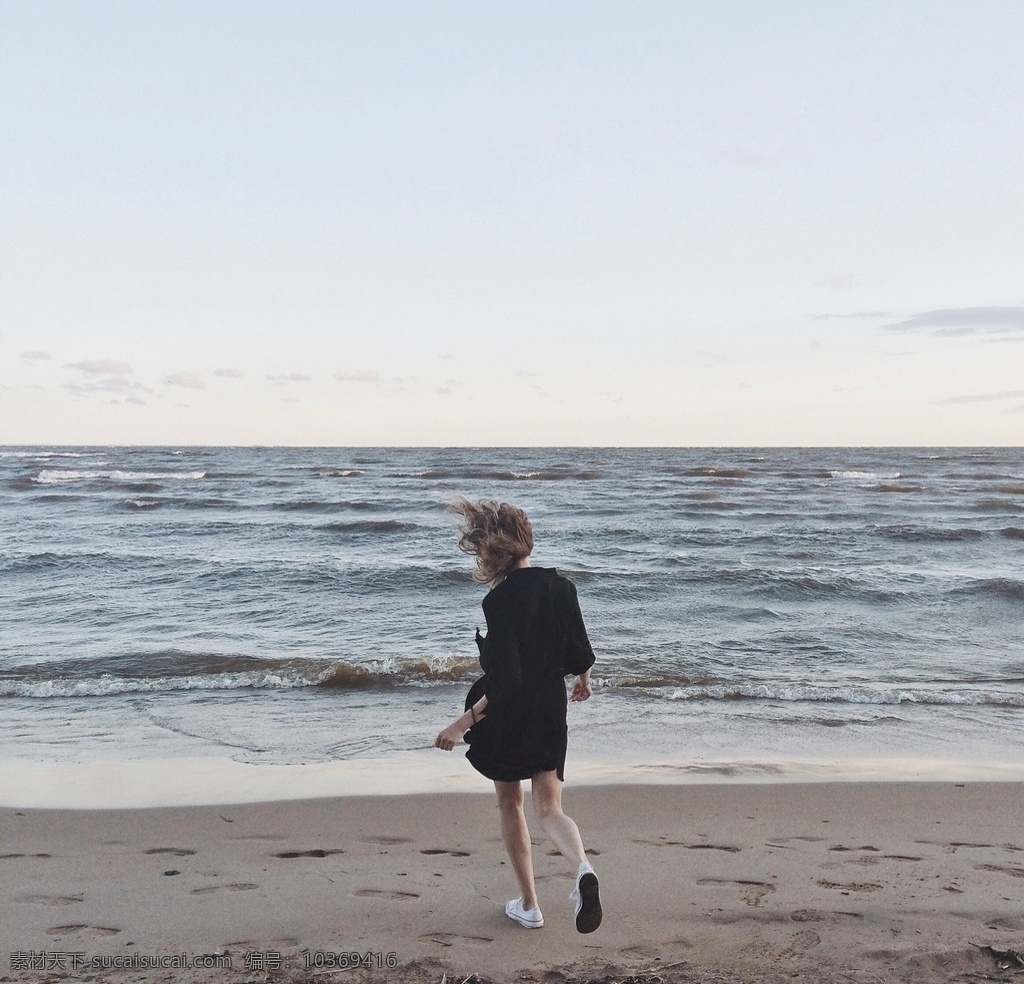 沙滩 奔跑 女性 海边 岸边 大海 沙子 女孩 人 背影 水 波浪 海景 海 海浪 沙 风 玩耍 天性 度假 散心 放松 户外 人物 人物图库 女性女人