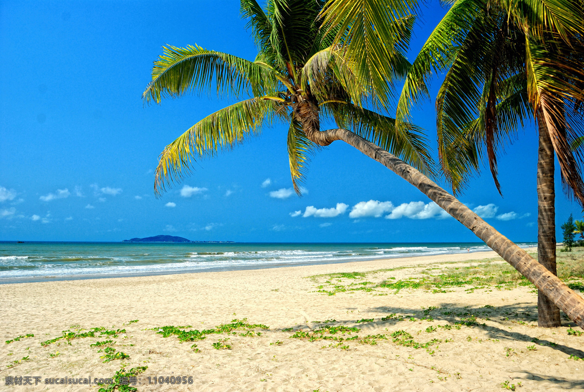 海边 椰树 风景图片 蓝蓝的天空 飘着几朵白云 远山 大海 海浪海滩 椰树风景 山水风景 自然景观