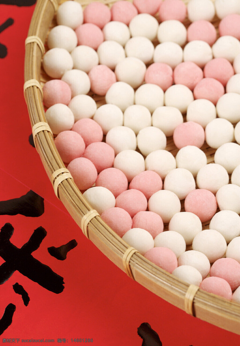 红白双色 糯米团子 元宵节 传统食品 手工美食 年糕 中国风 节日庆祝 甜食 圆形 新年 美味 食物艺术 粉白 小吃 食品摄影