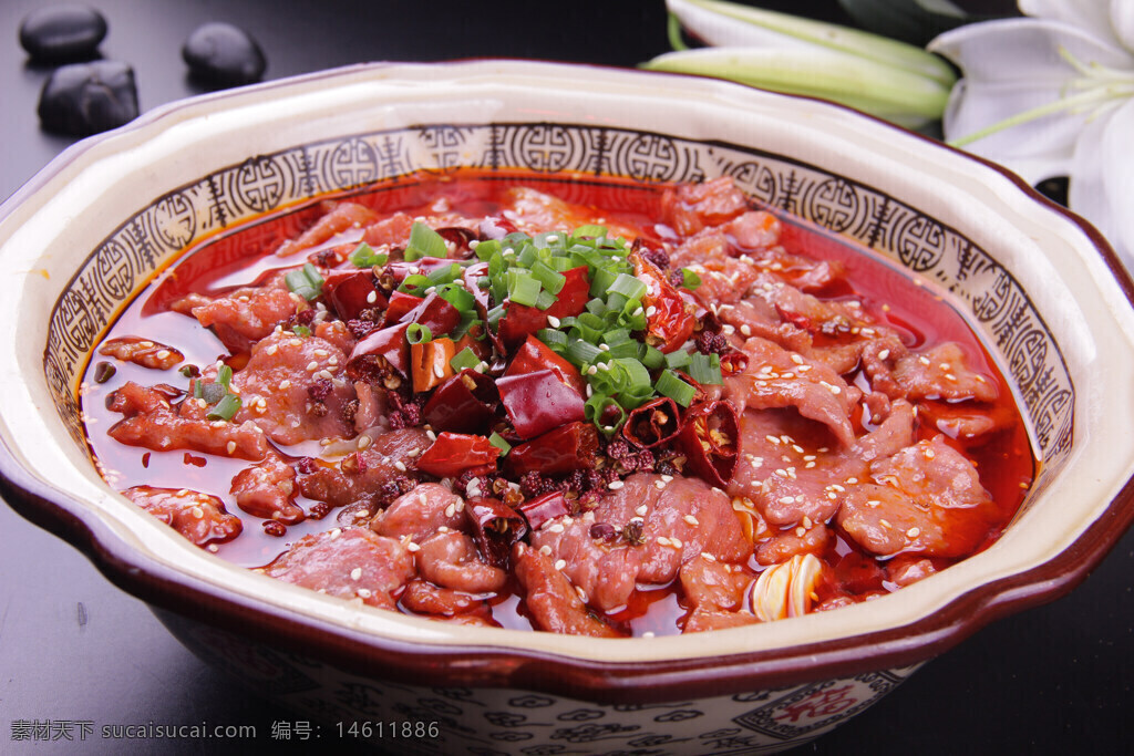 川菜 水煮牛肉 中餐 美食 辣味 四川菜 中式料理 传统菜肴 红油 麻辣口味 牛肉片 香葱点缀 家常菜 火锅风味 经典川菜