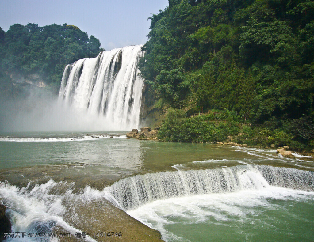 黃果樹瀑布 自然風(fēng)景 壯觀瀑布 名勝古跡 綠色植被 水流湍急 清新空氣 旅游勝地 風(fēng)景優(yōu)美 山水景觀 生態(tài)環(huán)境 流水潺潺 森林覆蓋