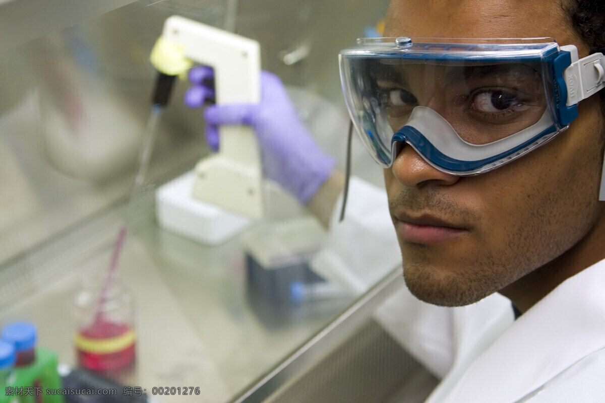 正在 做 实验 人 化验 科学 科学家 认真 专注 眼镜 实验室 回眸 医疗护理 现代科技