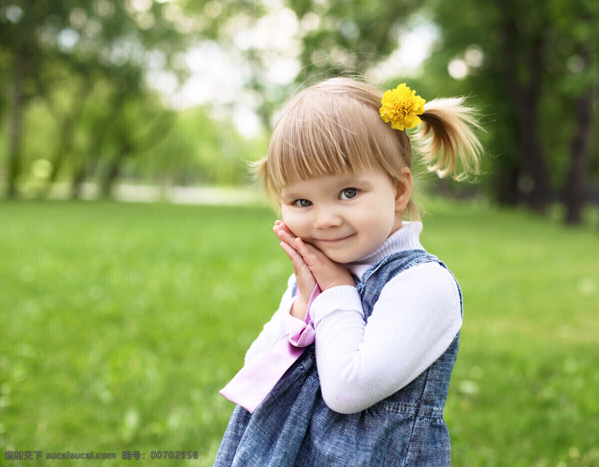 可爱 外国 小女孩 女孩 外国妇孩 草地 草坪 树 花朵 头花 人物摄影 儿童图片 人物图片
