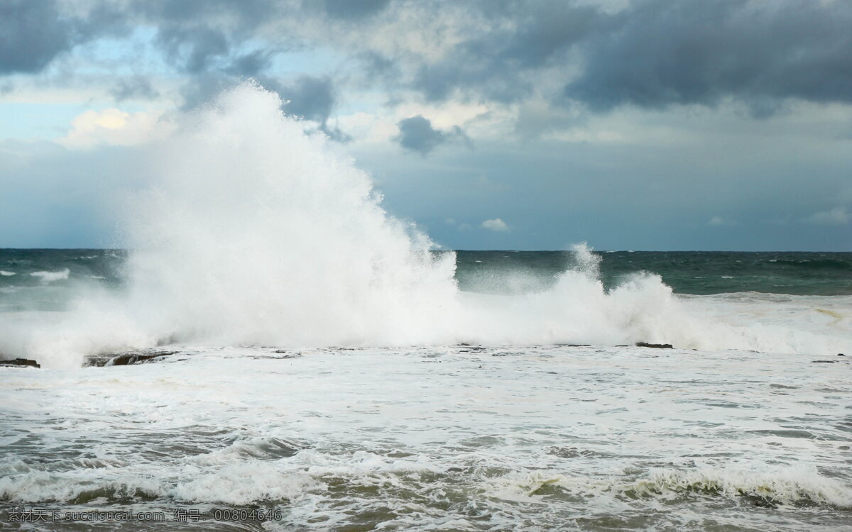 咆哮海浪 高清 咆哮 海水 海浪 大海 蓝天 白云 浪花