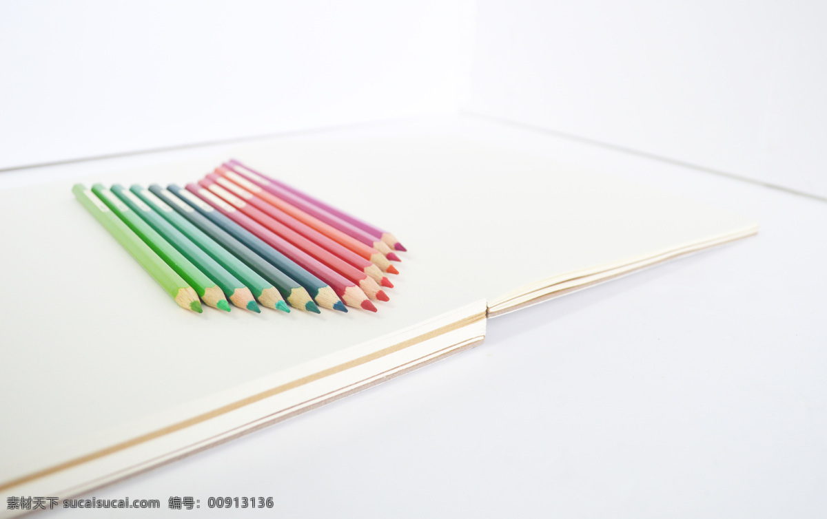 本子 彩铅 彩色铅笔 画笔 画画 绘画 课本 摄影图 文具 速写本 黑白照 笔头 学习办公 生活百科 psd源文件