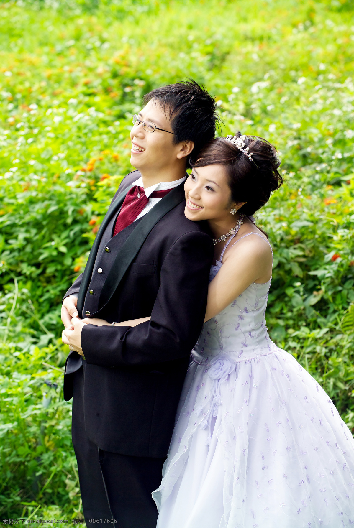 婚纱照男女 婚纱照美女 婚纱 婚纱照 结婚 新娘 新郎 写真 婚纱集 求婚 美女 帅哥 情侣 草地 牵手 人物图库 人物摄影 摄影图库