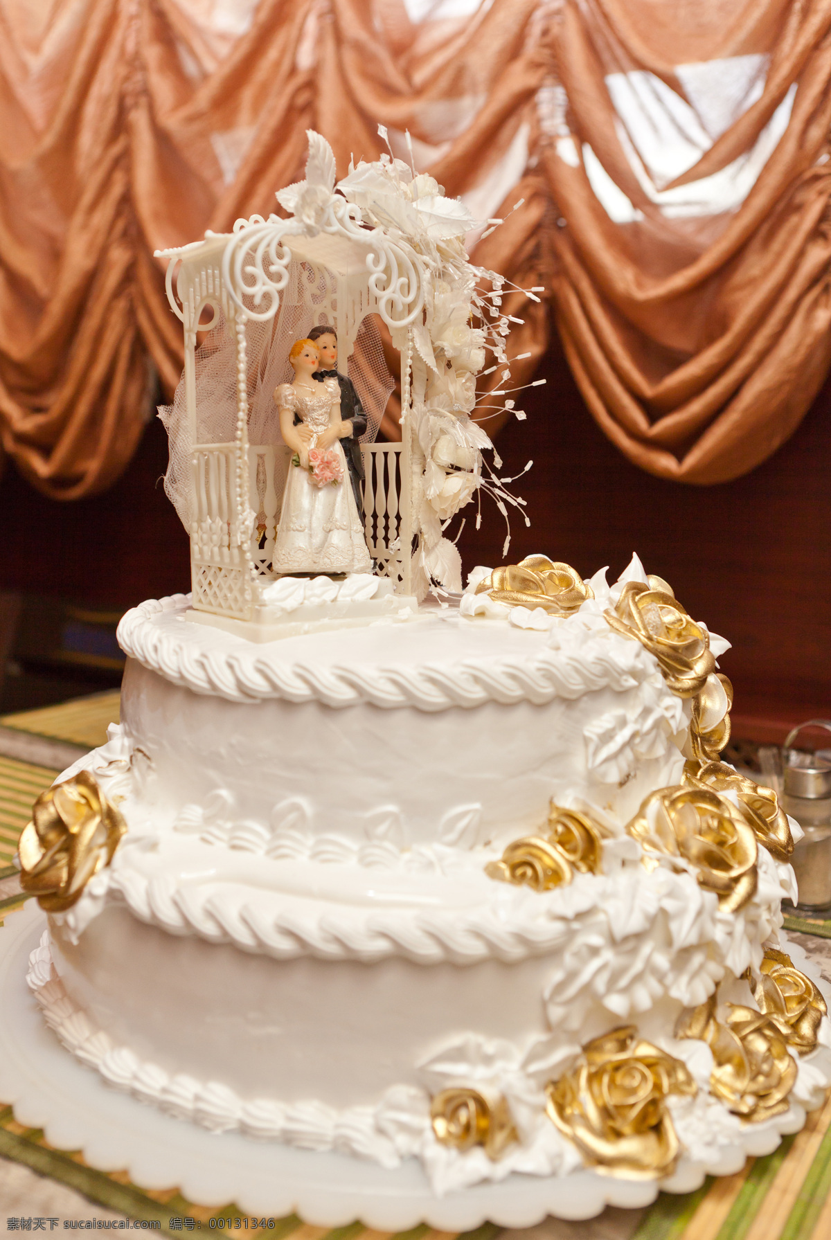 精美 结婚 蛋糕 精美的蛋糕 结婚蛋糕 金色玫瑰装饰 婚礼用品 生日蛋糕图片 餐饮美食