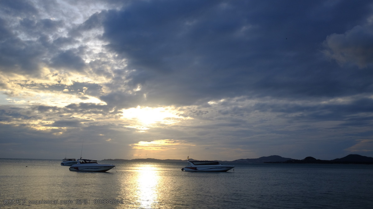 海上日出 渔船 海上 日出 泰国 苏梅岛 朝霞 海滩 沙滩 快艇 阳光 太阳 云 倒影 旅游摄影 国外旅游