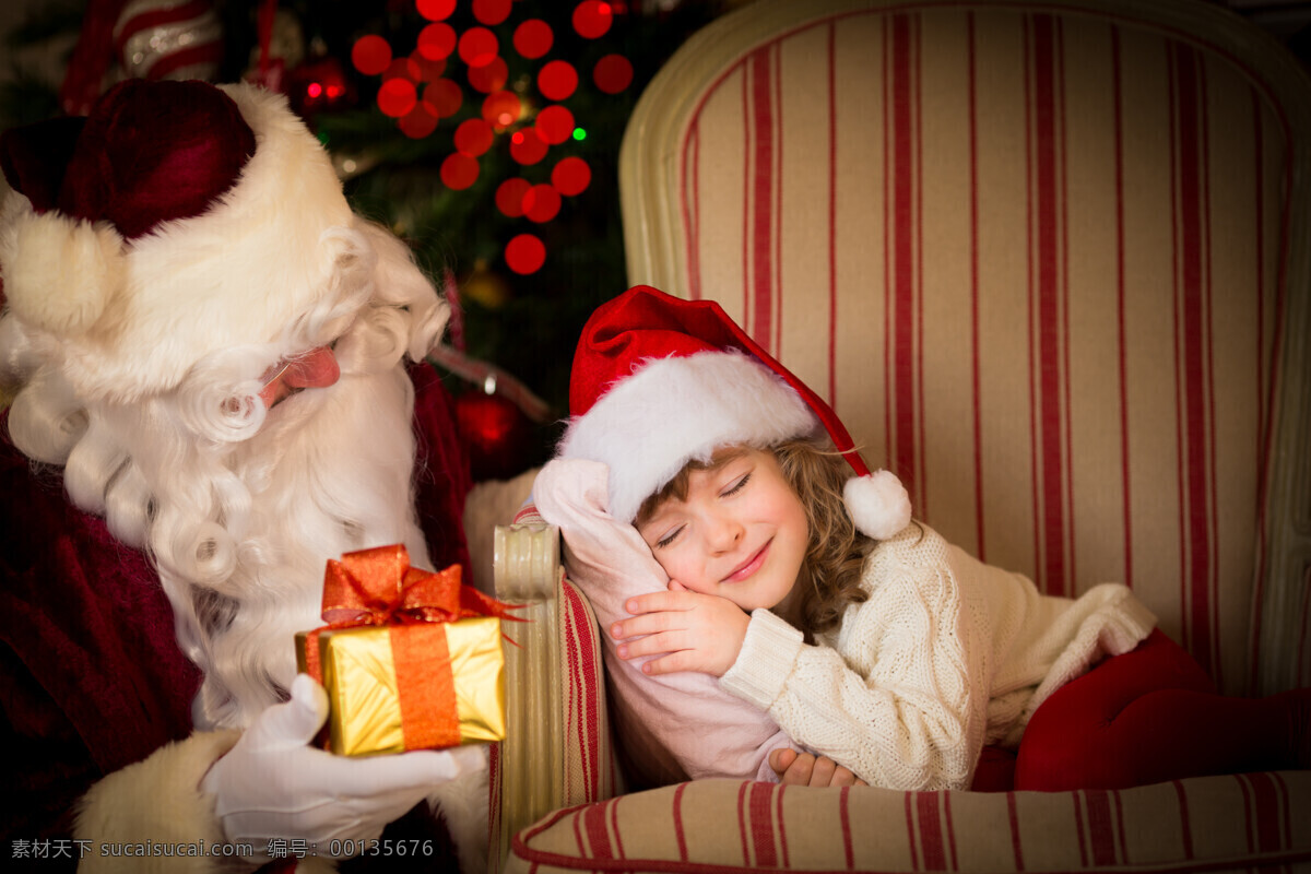 小女孩 礼物 圣诞 老爷爷 圣诞老爷爷 圣诞老人 圣诞节 节日 人物摄影 人物图库 女孩 带 帽子 老人图片 人物图片