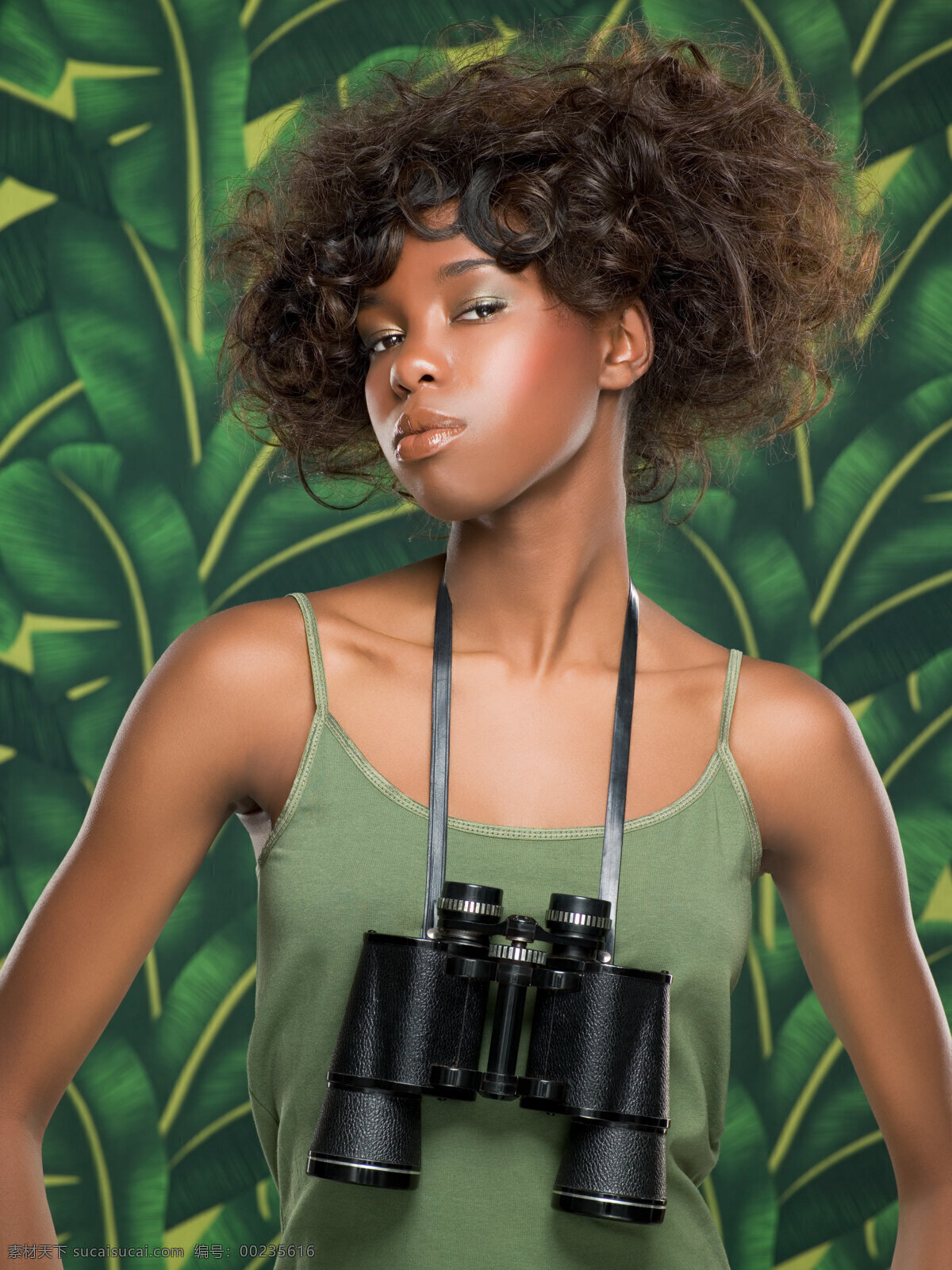 挂 望远镜 黑人 卷发 女人 绿叶 发型 野性 另类 挂着 发型设计 性感 创意 背景 模特 人物图库 国外美女 高清图片 美女图片 人物图片