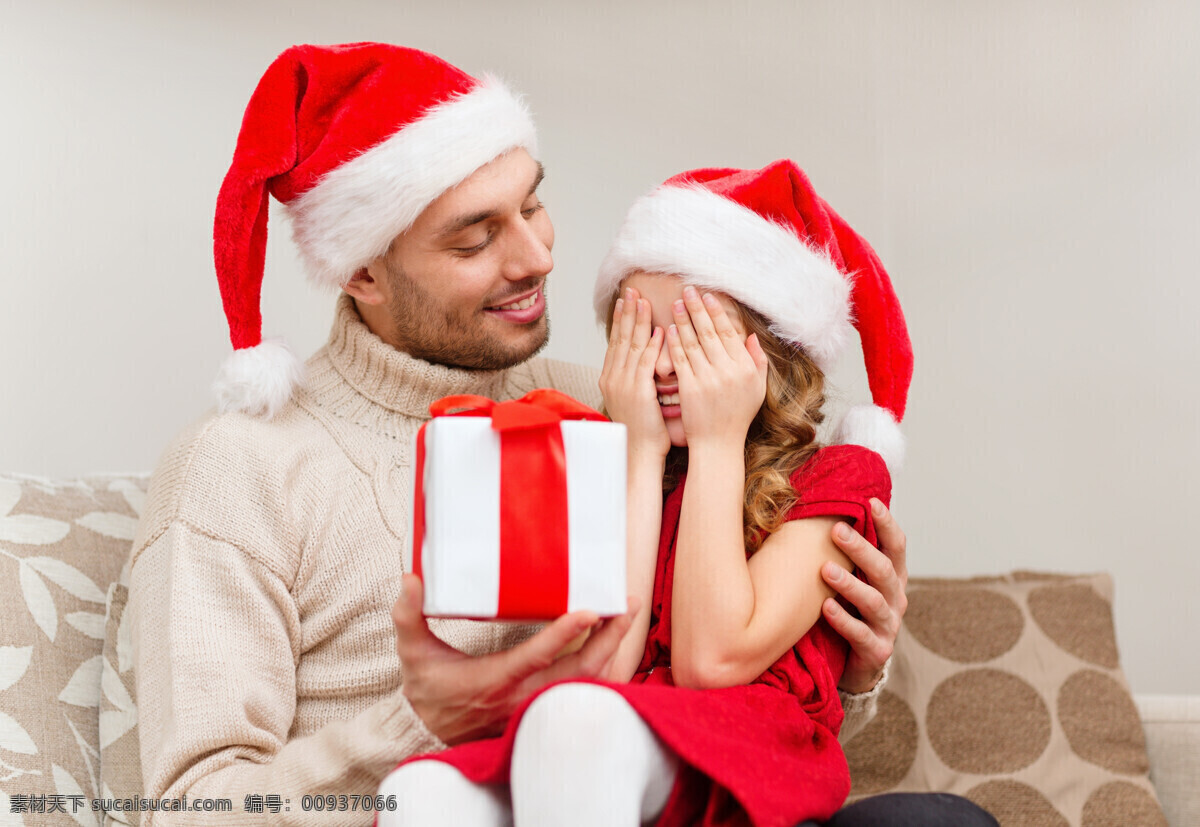 送礼 物 孩子 爸爸 沙发 微笑 闭着眼睛 儿童 礼物 圣诞树 礼盒 圣诞帽 圣诞节 生活人物 人物图片