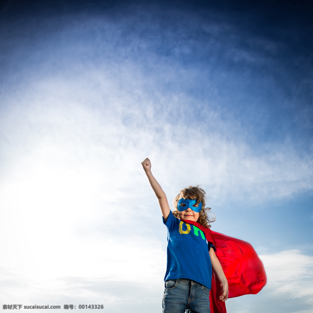 蓝天 下 儿童 拳头 戴面具的超人 小英雄 超级英雄 外国男孩 小男孩 儿童超人 披风 儿童图片 人物图片