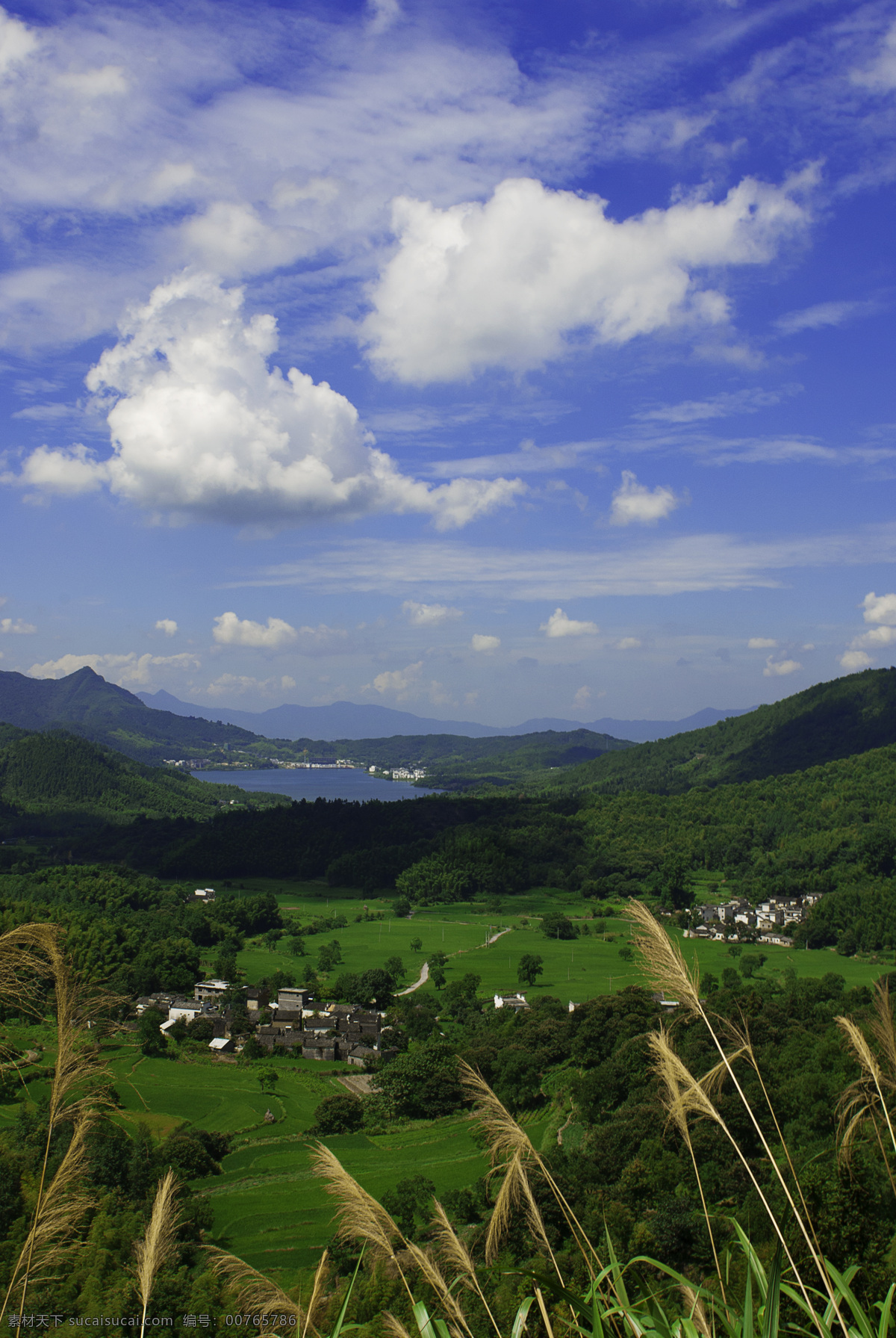 自然风光 背景 树林 高山 湖水 天空 白云 风景 景区 休闲 旅游 山水风景 风景图片