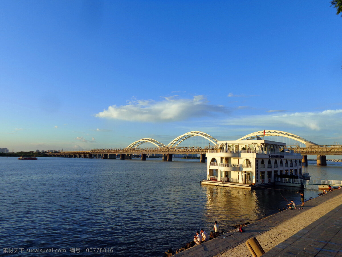 哈尔滨 松花江畔 风景 蓝天 白云 江水 江面 龙舟码头 江堤 游人 倒影 旅游摄影 国内旅游 蓝色