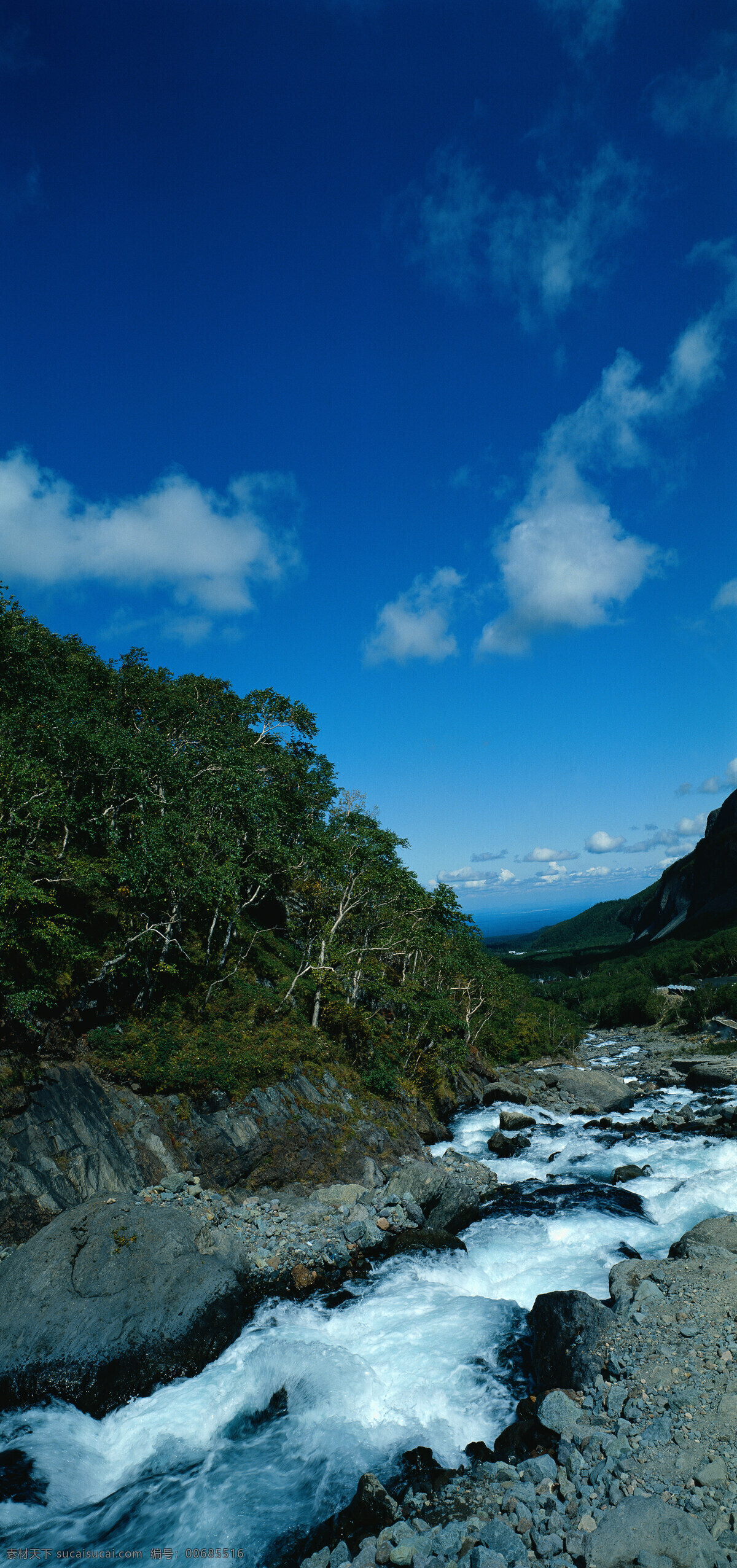 山中 自然风景 设计素材 高清大图 景观 大山 白云 天空 河流 石头 山水风景 风景图片