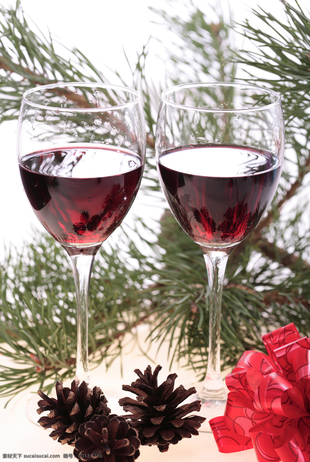 圣诞 两 杯 红酒 葡萄酒 餐饮美食 高脚杯 酒杯 圣诞节日 饮料酒水 盛葡萄酒 节日美酒 psd源文件
