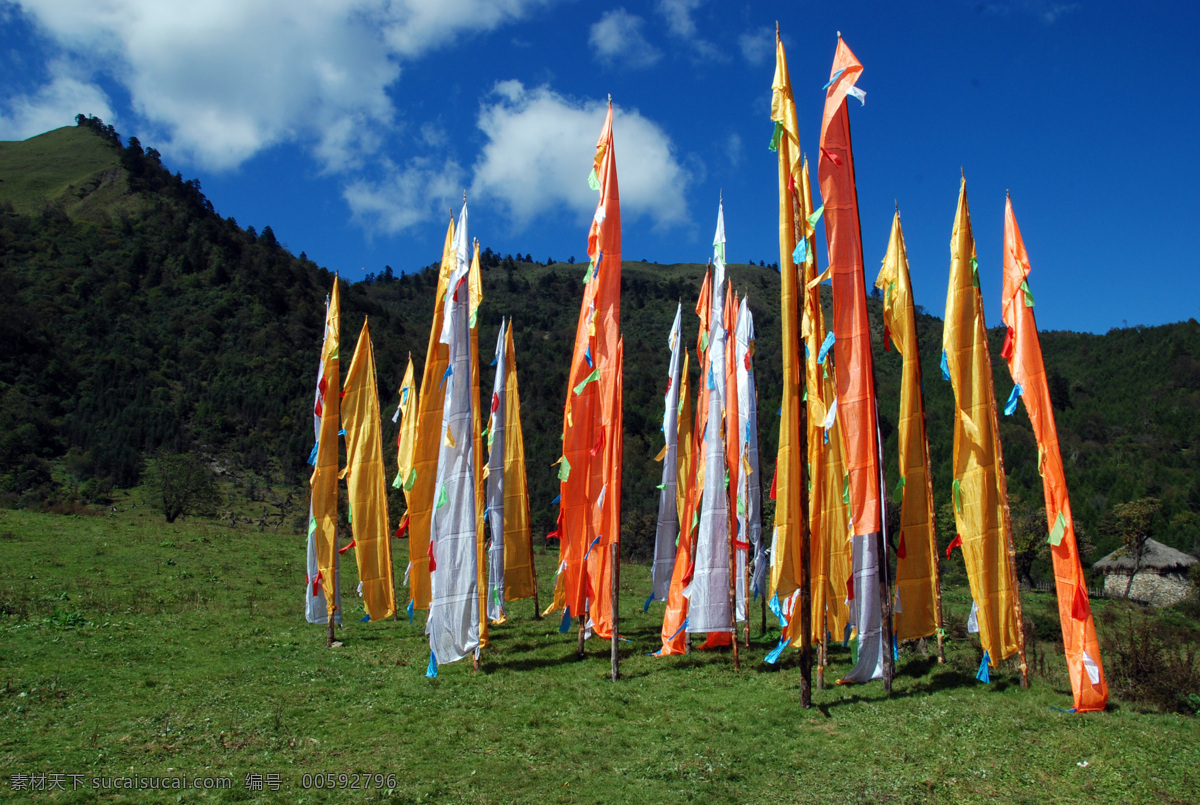 经幡 藏族 文化 蓝天白云 高山 草甸 绿山 山峦 蓝天 草地 人文景观 旅游摄影