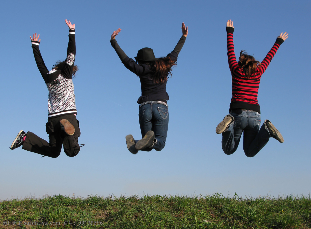 跳跃 高兴 三人 群体 草地 蓝天 向往 成功 日常生活 人物图库