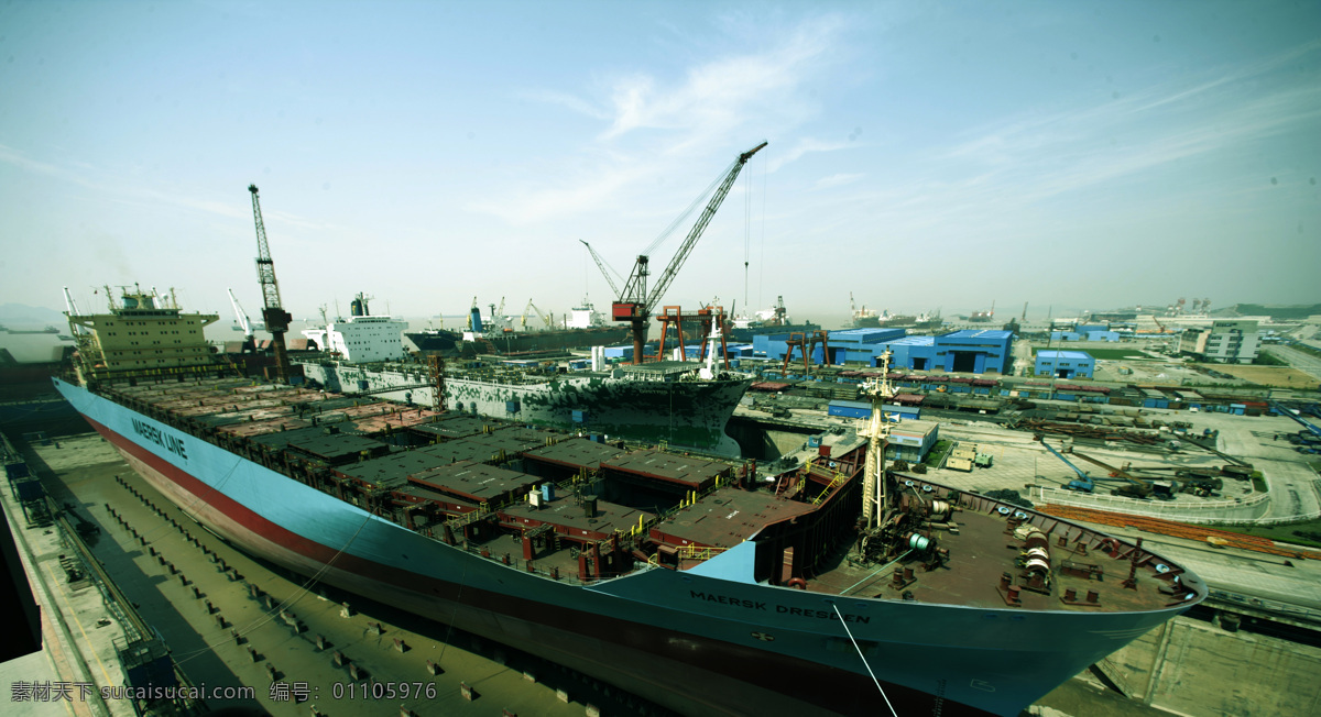 货船 建造船 大型船 船厂 蓝天 船业 工业图 工业生产 现代科技