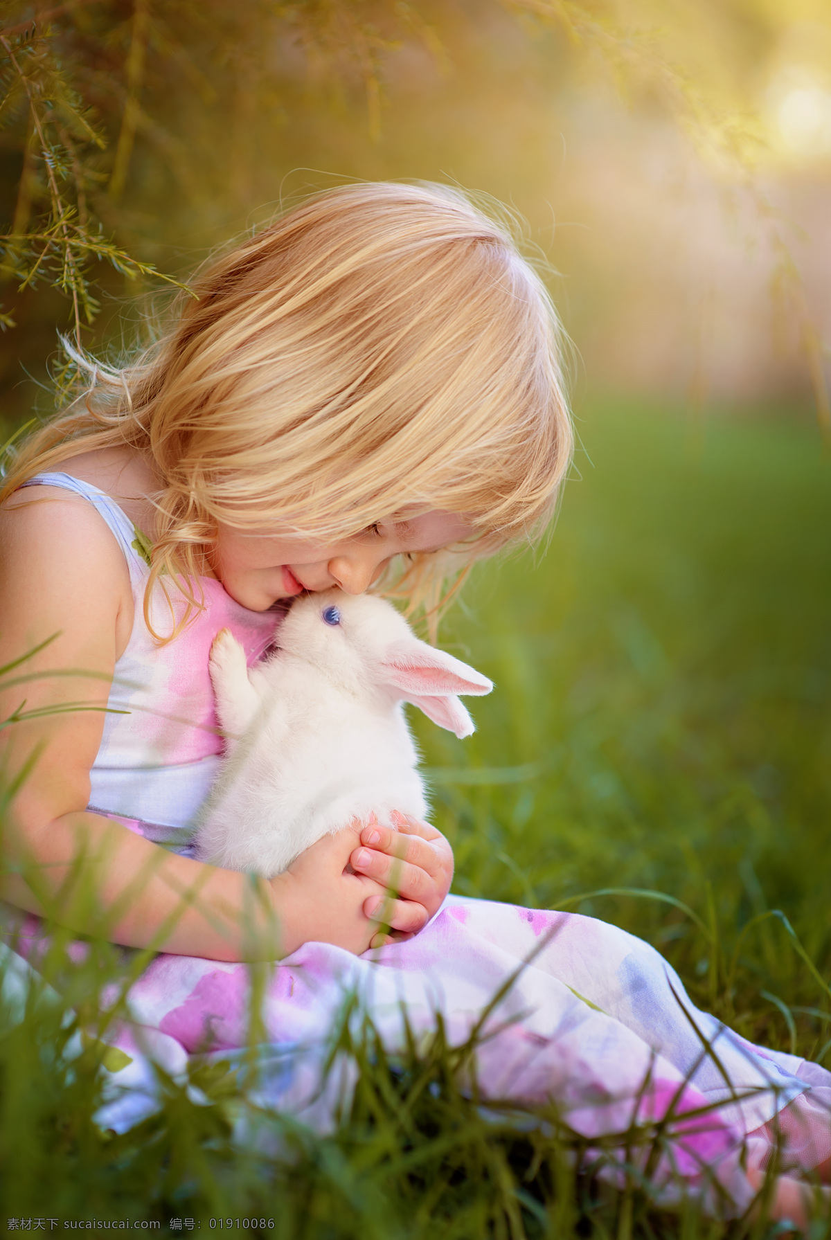 抱 小 兔子 小女孩 抱着兔子 坐在 草地 上 儿童 幼儿 外国儿童 小孩子 儿童幼儿 儿童图片 人物图片