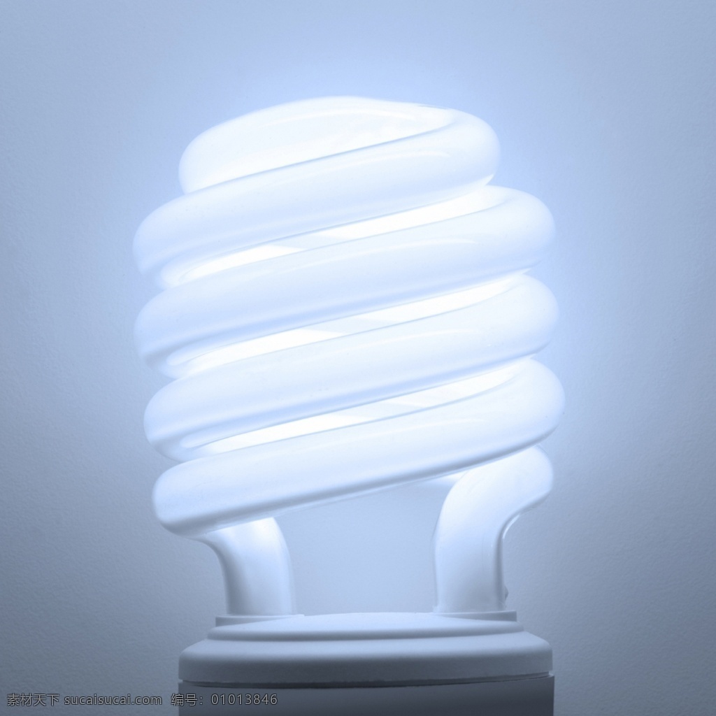 亮着的灯泡 能源概念 电灯泡 灯泡 绿色能源 环保能源 生态能源 洁净能源 可再生资源 能源环保 低碳 节能 螺纹 生活用品 生活百科 白色