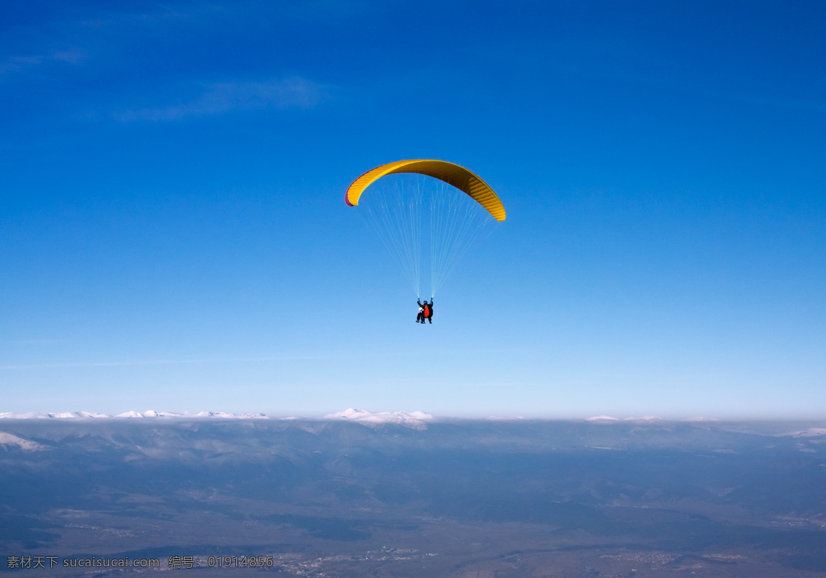 跳伞运动员 跳伞 蓝天 白云 云层 极限运动 运动员 降落伞 体育运动 文化艺术