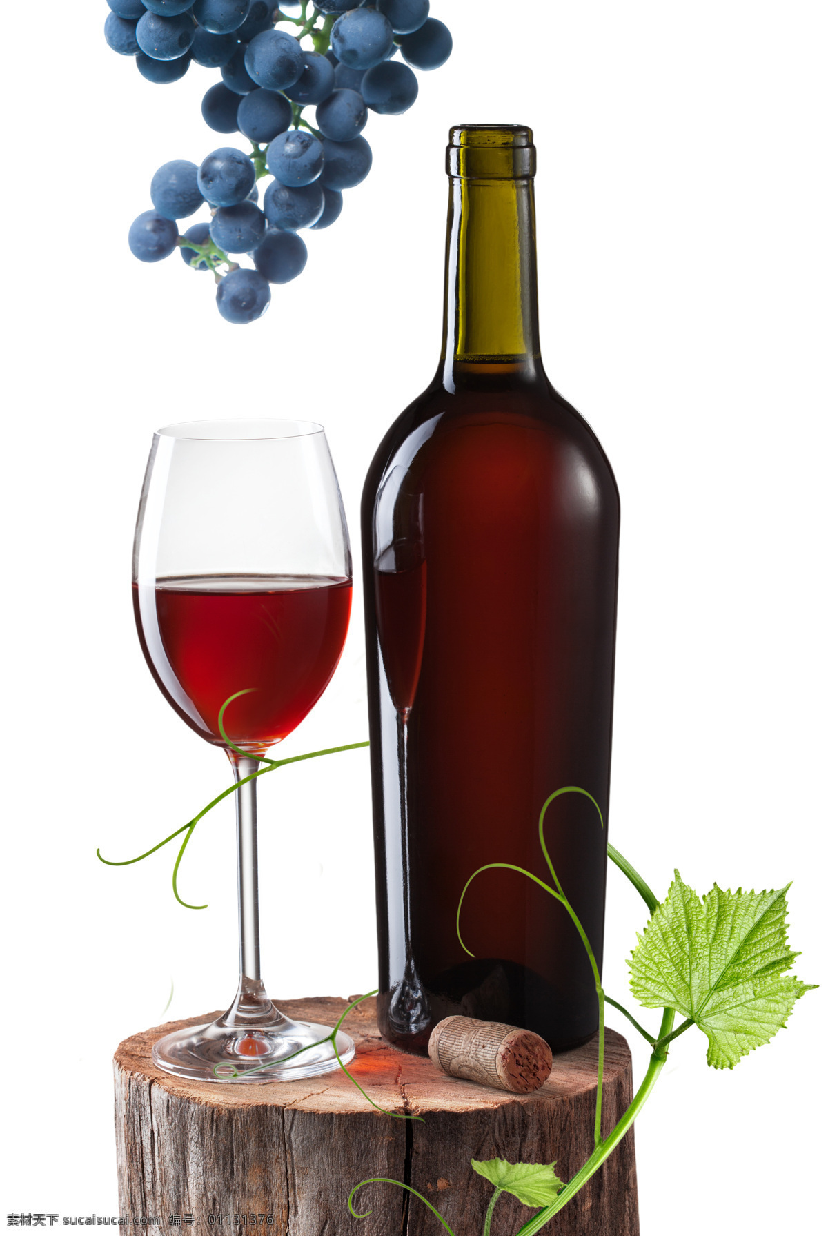 木桩 上 葡萄酒 绿叶 葡萄 玻璃瓶 酒类图片 餐饮美食