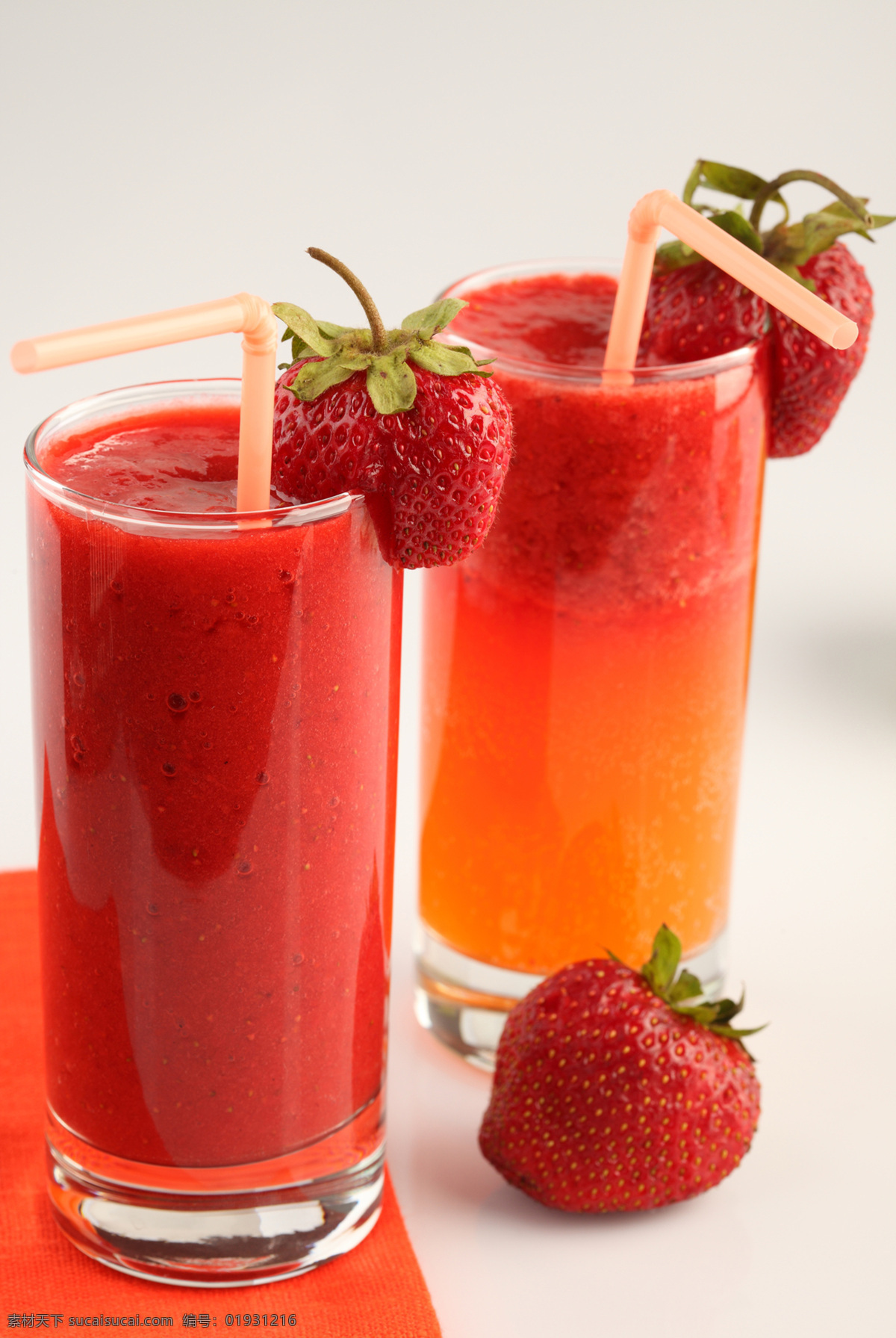 草莓饮品 草莓 玻璃杯 草莓汁 吸管 水果 餐饮美食 饮料酒水