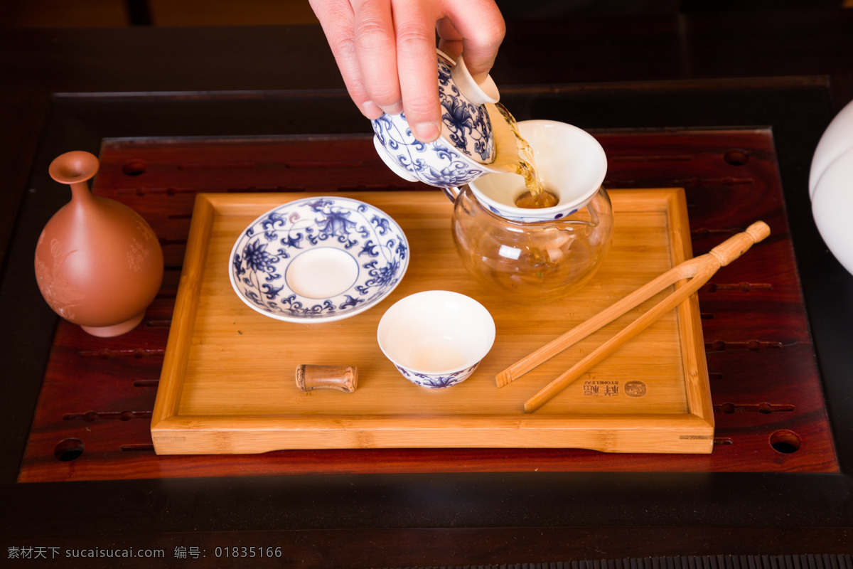 茶 泡茶 泡好的茶 茶文化 浓茶 白色茶杯 竹垫上的茶 中式泡茶 中式文化 中国文化 文化 文化艺术 传统文化