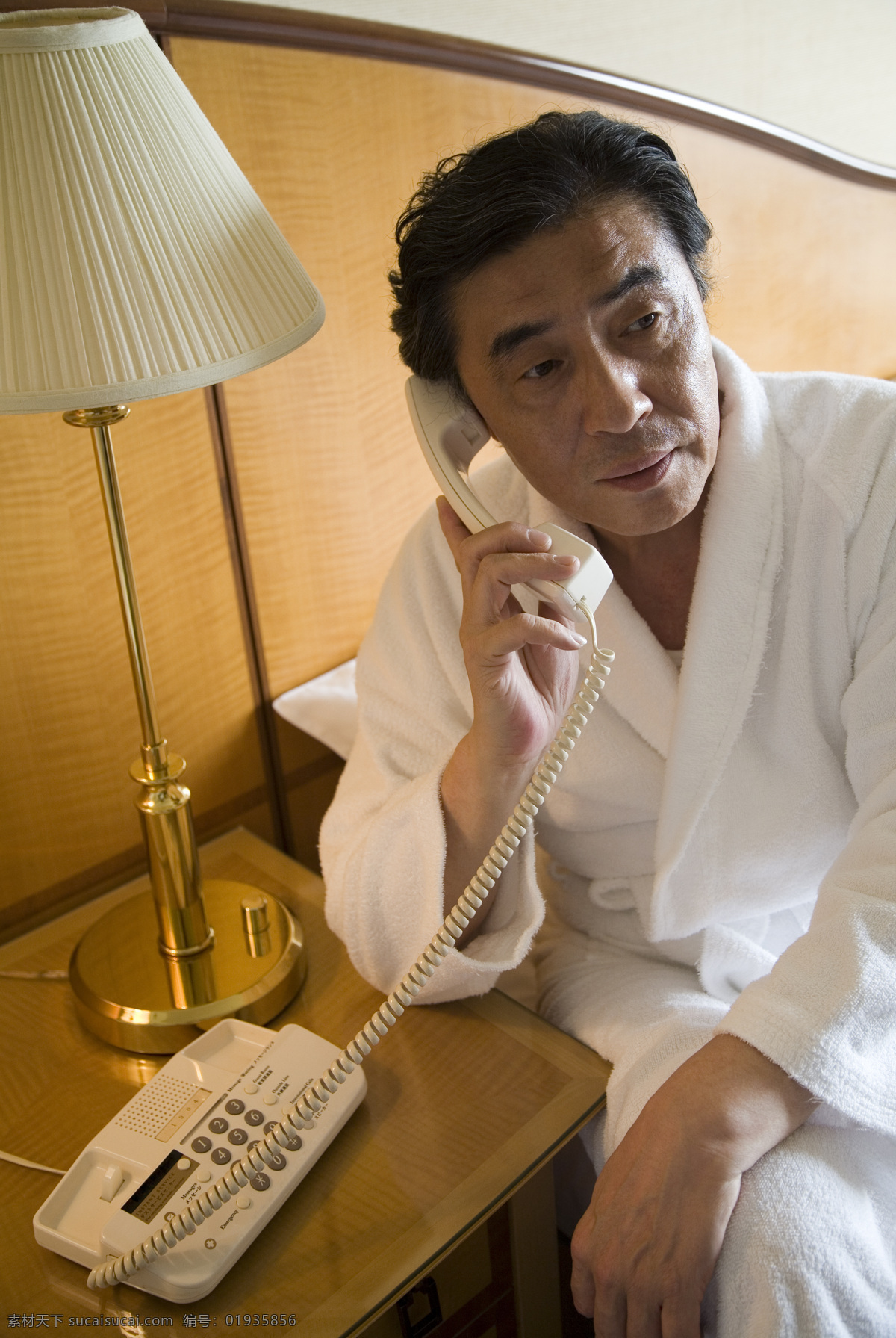 穿 睡衣 坐在 床上 打电话 男人 打电话的男人 男性 酒店 台灯 坐在床上 男性高清图片 人物图库 高清图片 生活人物 人物图片