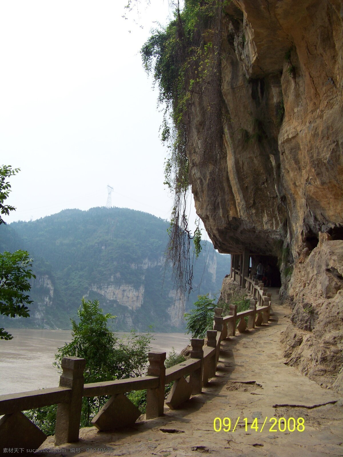 悬崖道路 悬崖 藤条 护栏 小路 江水 远山 自然风景 自然景观