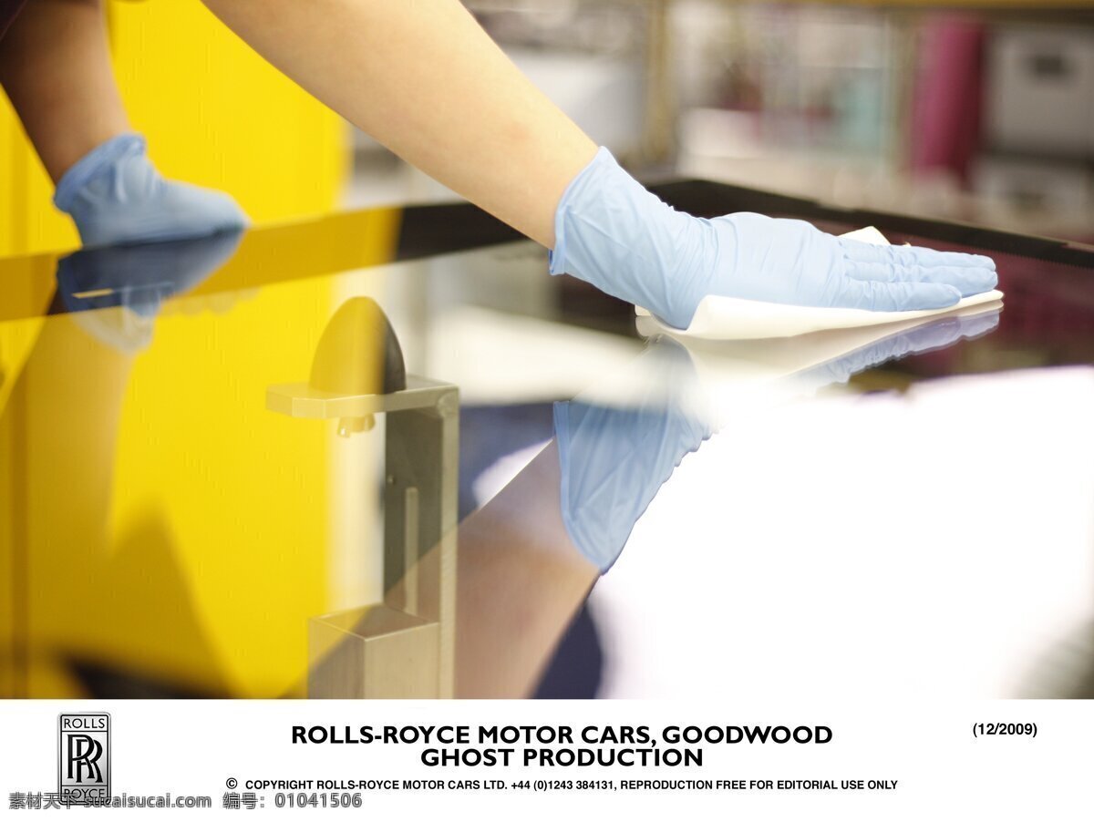 劳斯莱斯 rolls royce 宝马 公司 旗下 品牌 古德伍德工厂 车间生产线 擦拭车身 手套 车身反光 生产线 工业生产 现代科技