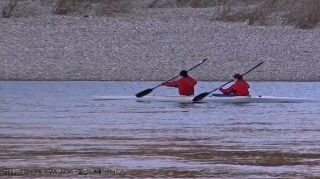 河水 里 两 人 划船 前进 视频 实拍 两人 运动 人物