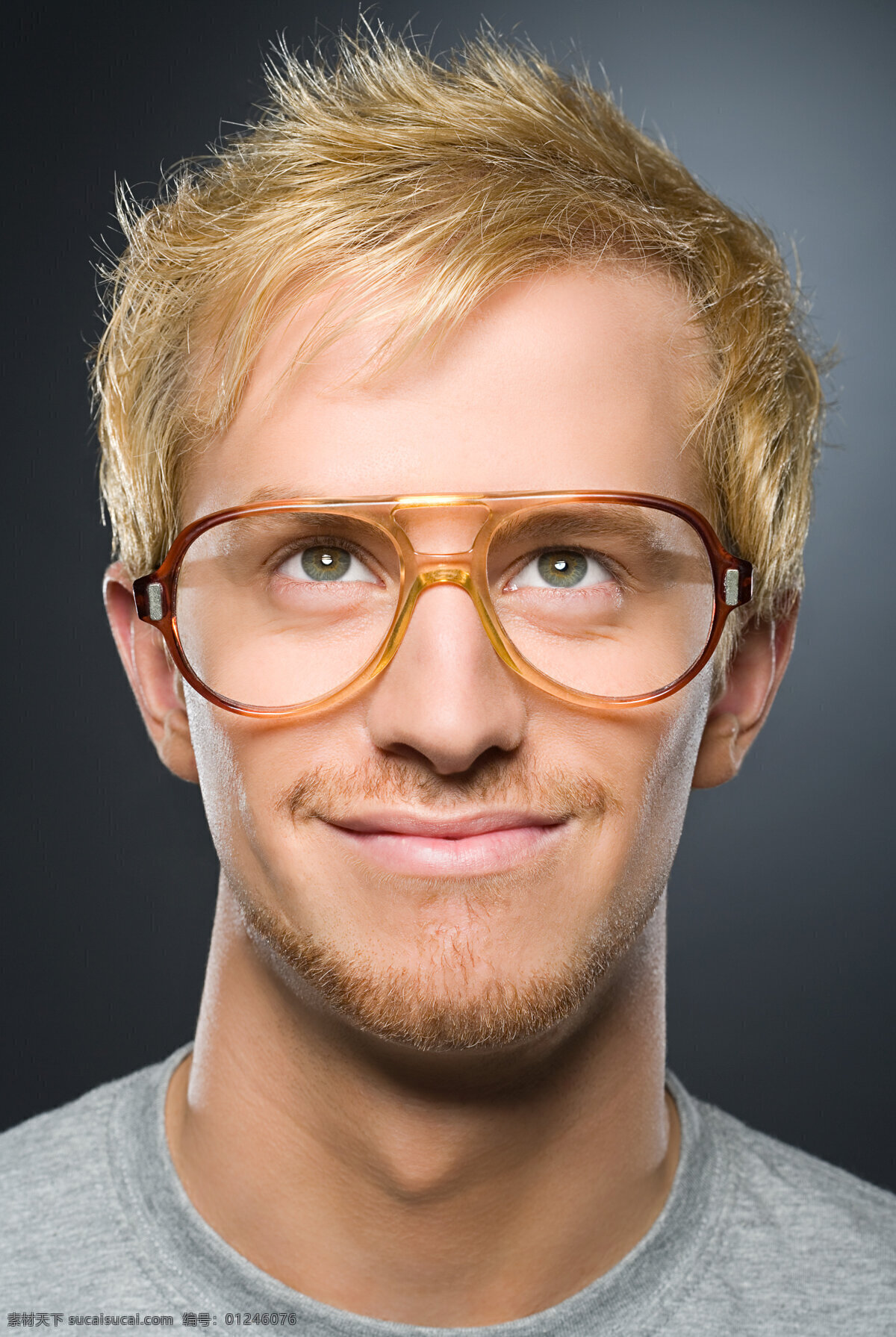 带 眼镜 男人 人物 男士 外国男人 模特 镜框 黄头发 瞳孔 帅气 微笑 人物素材 高清图片 男人图片 人物图片