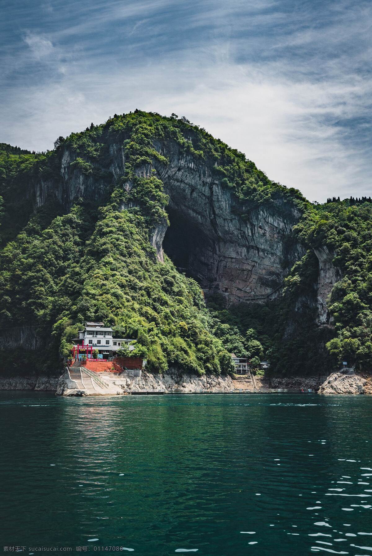 风景图 山 水 大海 蓝色 天空 背景图 桌面壁纸 大山 树木 绿色 自然景观 自然风景