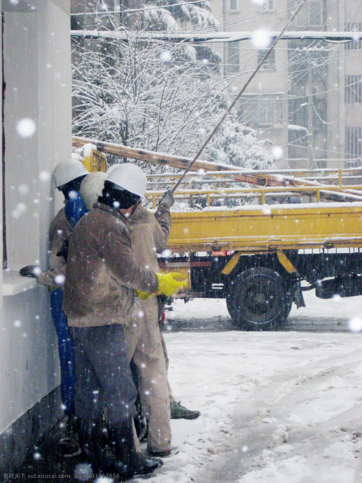 雪中情 冰冻 过年 人物图库 日常生活 摄影图库 雪 电力抢修 节日素材 2015 新年 元旦 春节 元宵