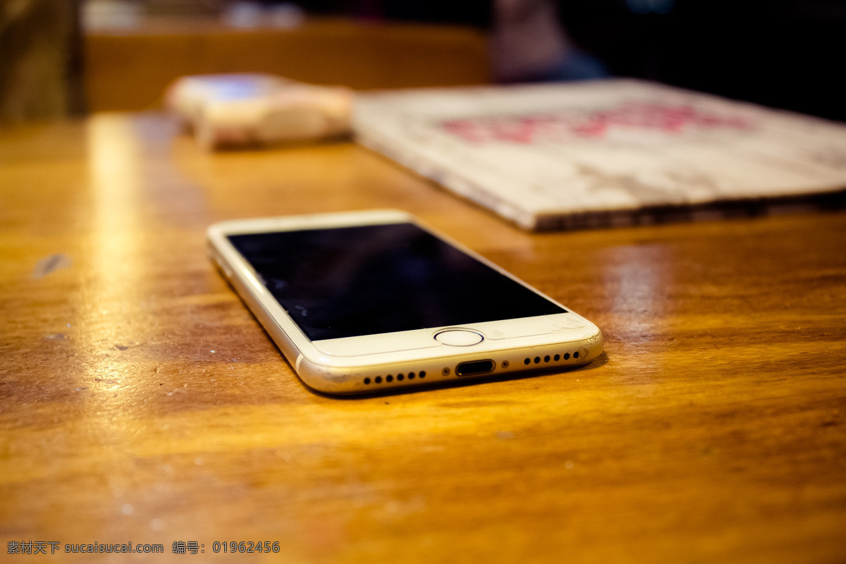 餐桌 上 白色 手机 餐桌上 木头 桌子 光泽 黑色 屏幕 千库原创