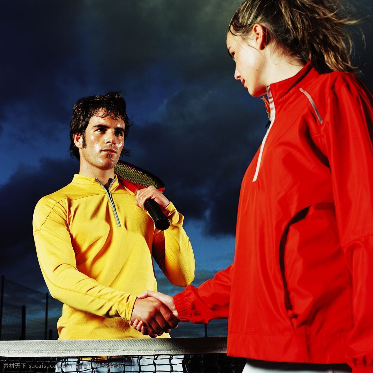 网球 队员 握手 打网球 运动 外国男人 健身 男性男人 男人 拿着 网球拍 站着 队友 对手 女人 外国女人 体育运动 生活百科