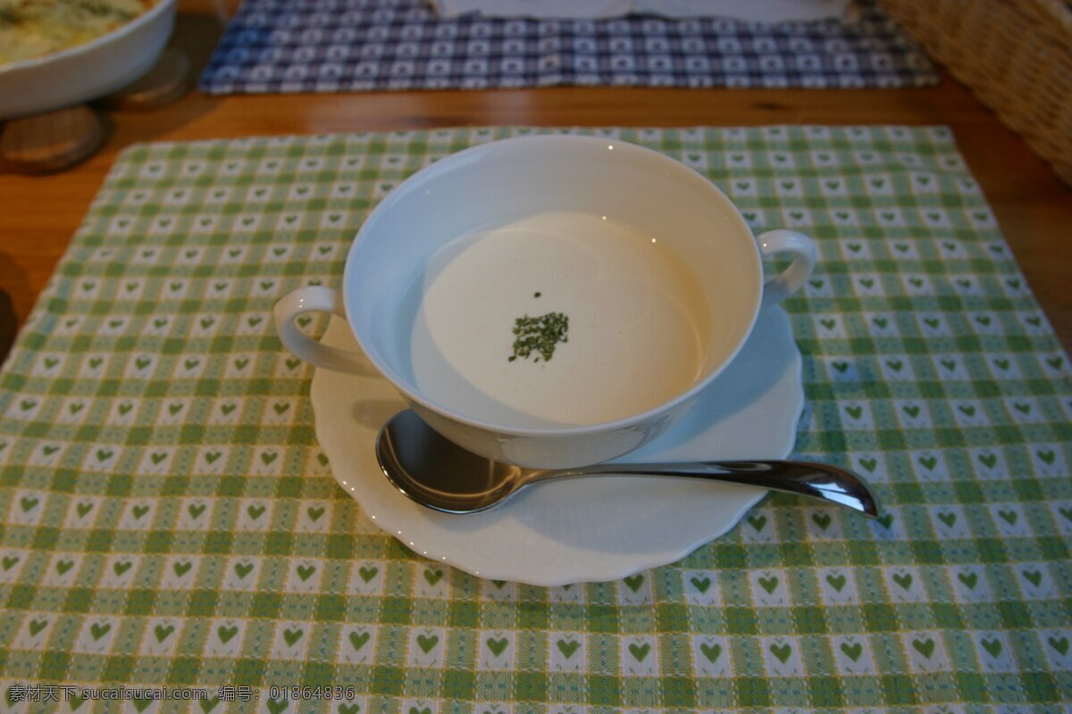 牛奶 杯子 餐饮美食 盘子 勺子 饮料酒水 营养 奶杯 味美 鲜美 香浓 矢量图 日常生活