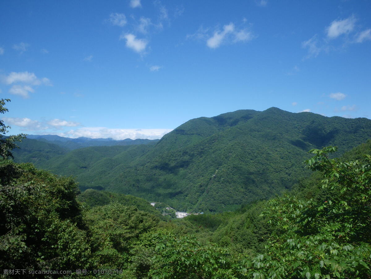 远望大山 连绵 起伏 山峦 大山 白云 云朵 蓝天 绿叶 树木 山水风景 自然景观